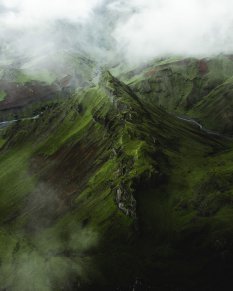 自然脉络绿意盎然的冰岛